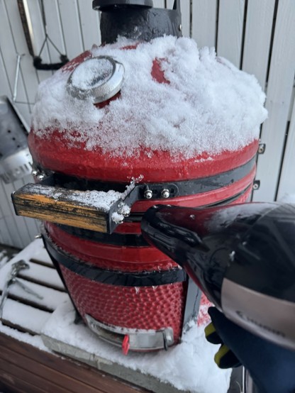 Kamado grillin sulatusta hiustenkuivaajalla.