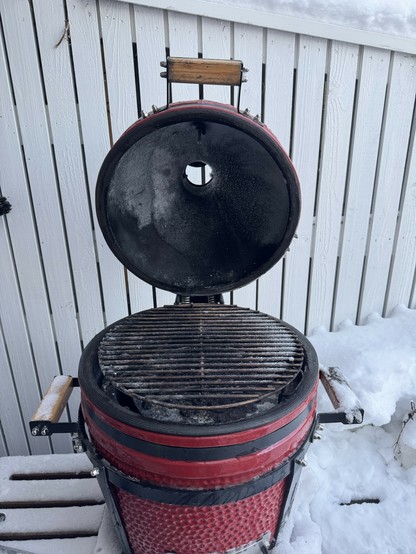 Kamado grilli auki onnistuneen sulatuksen jälkeen.