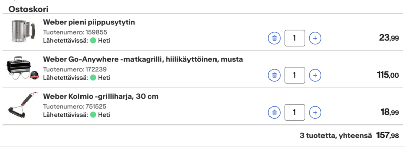 Verkkokaupan ostoskori, jossa on kolme Weber-tuotetta: pieni piippusytytin (23,99 €), Go-Anywhere hiilikäyttöinen matkagrilli (115,00 €) ja Kolmio-grilliharja 30 cm (18,99 €). Tuotteet ovat heti lähetettävissä ja ostoskorin kokonaissumma on 157,98 €.