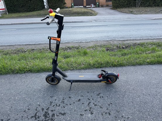 Sähköpotkulauta tiellä.