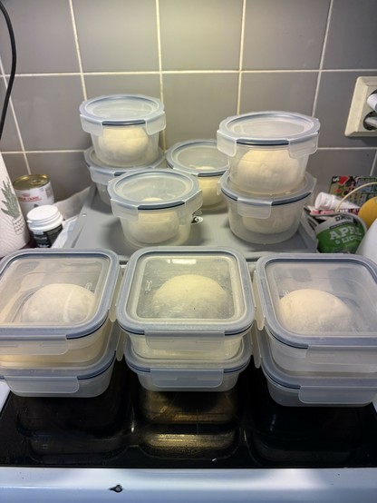 Pizzapalloja astioista. Yhteensä 15 kpl.